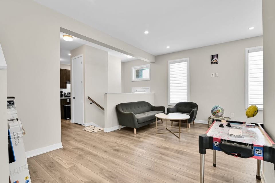 Modern End-Unit Townhome in Barrhaven