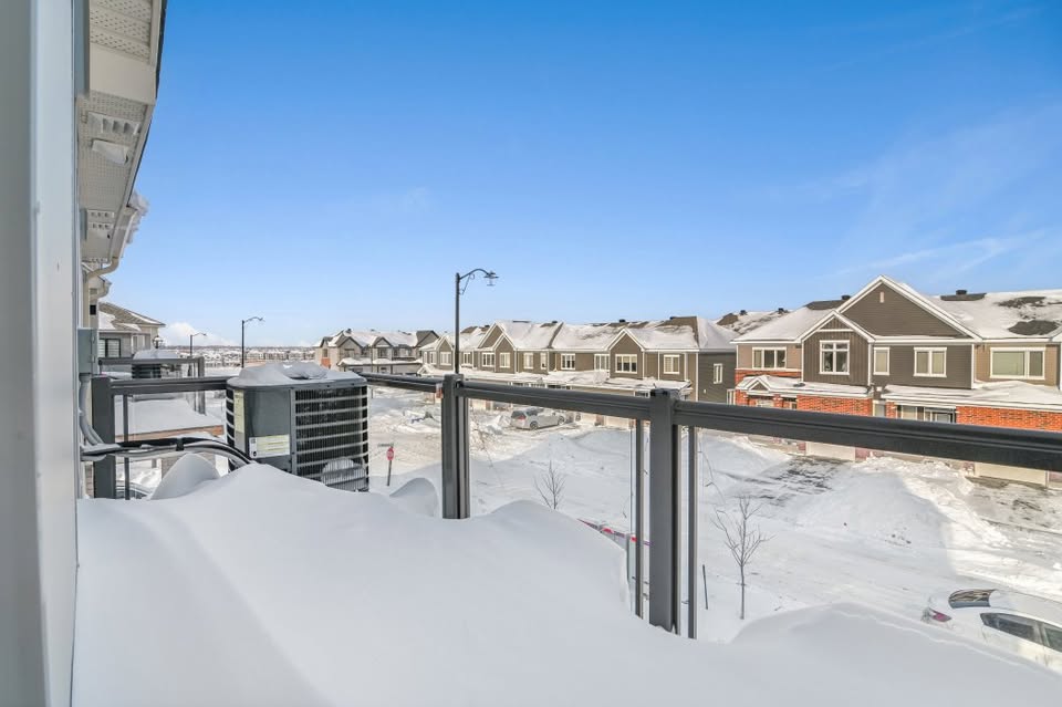 Modern End-Unit Townhome in Barrhaven