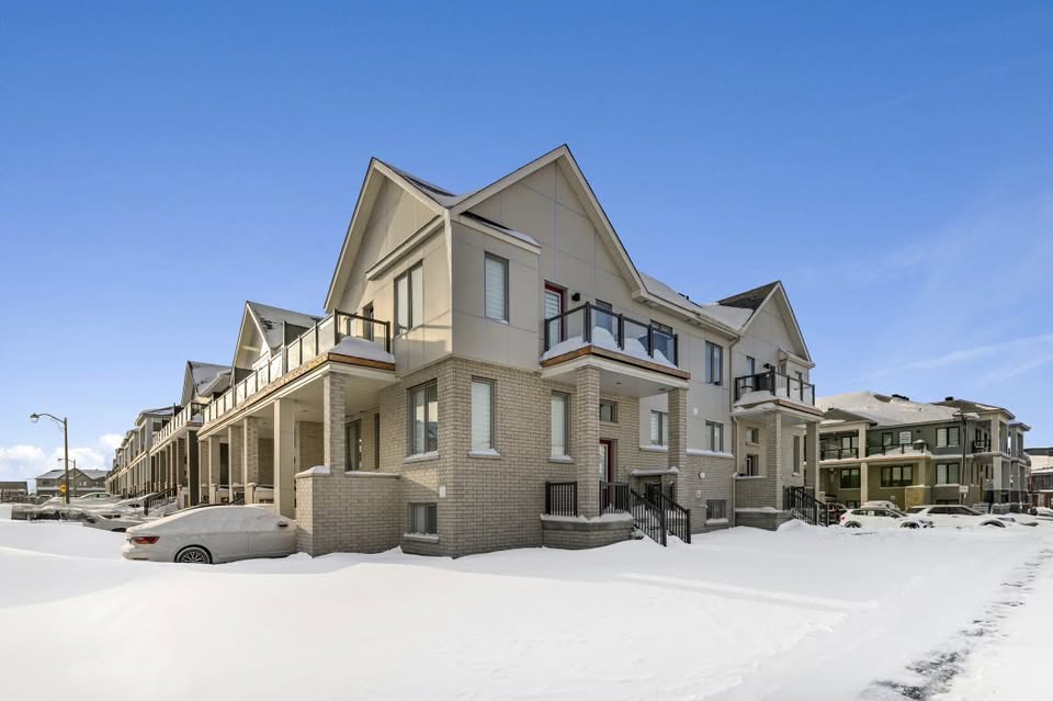 Modern End-Unit Townhome in Barrhaven