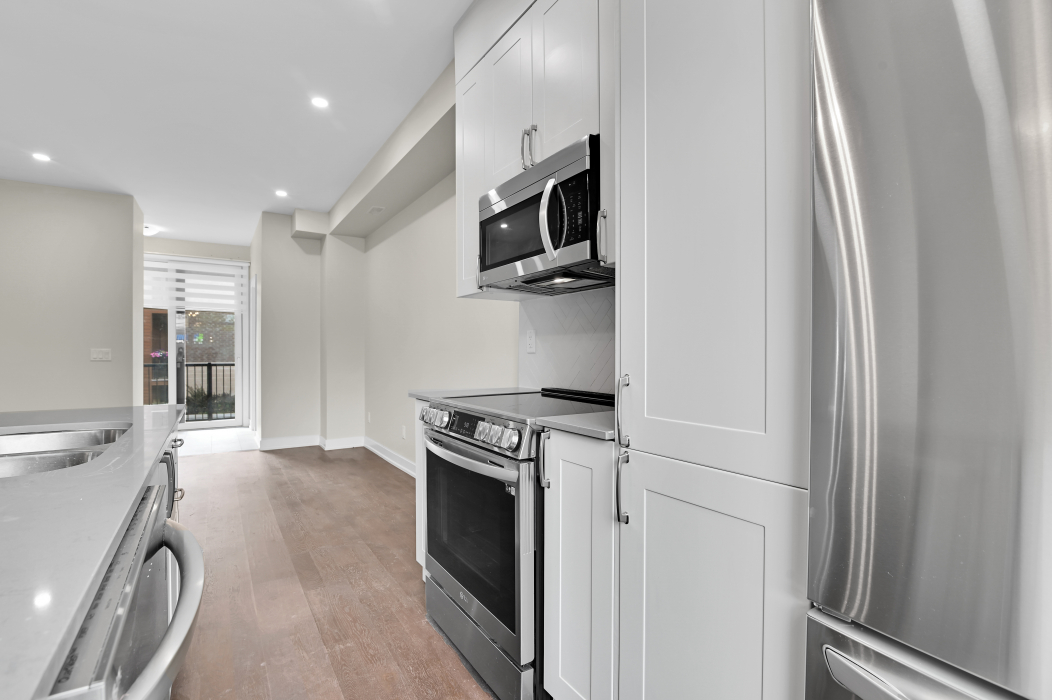 Contemporary kitchen appliances in a 2-bedroom townhouse in Kanata, Ottawa.