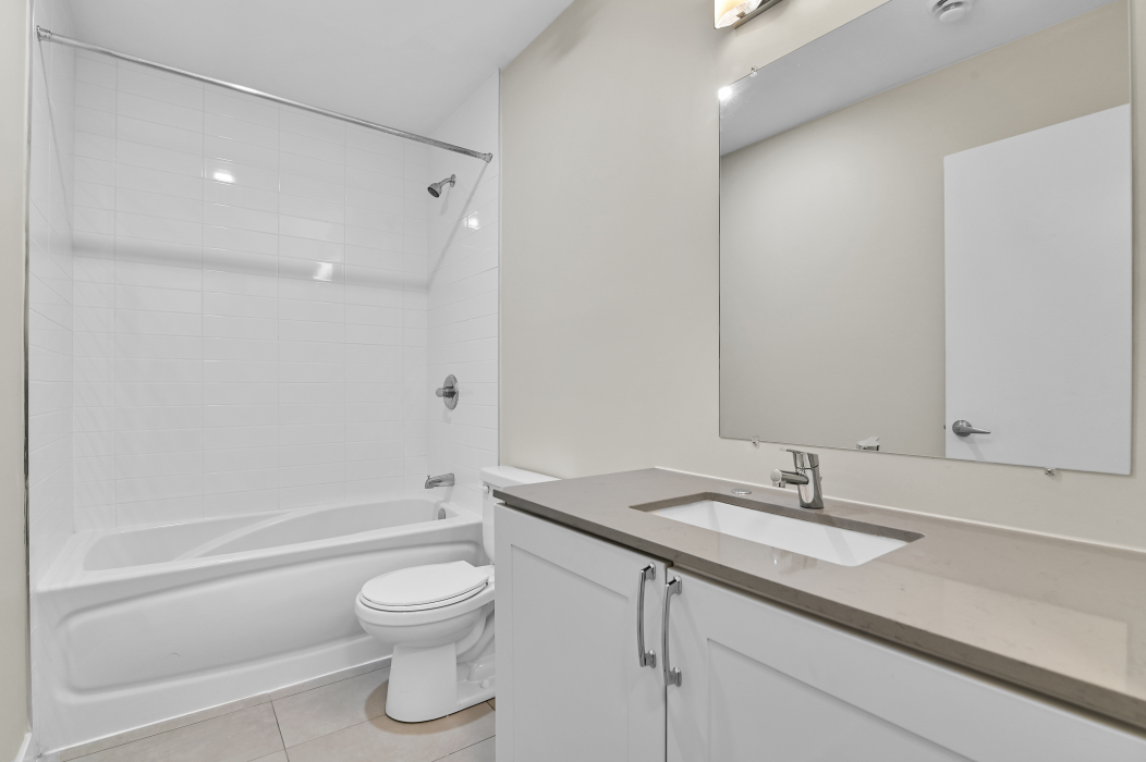 Fully equipped full bathroom in a 2-bedroom unfurnished townhouse for rent.