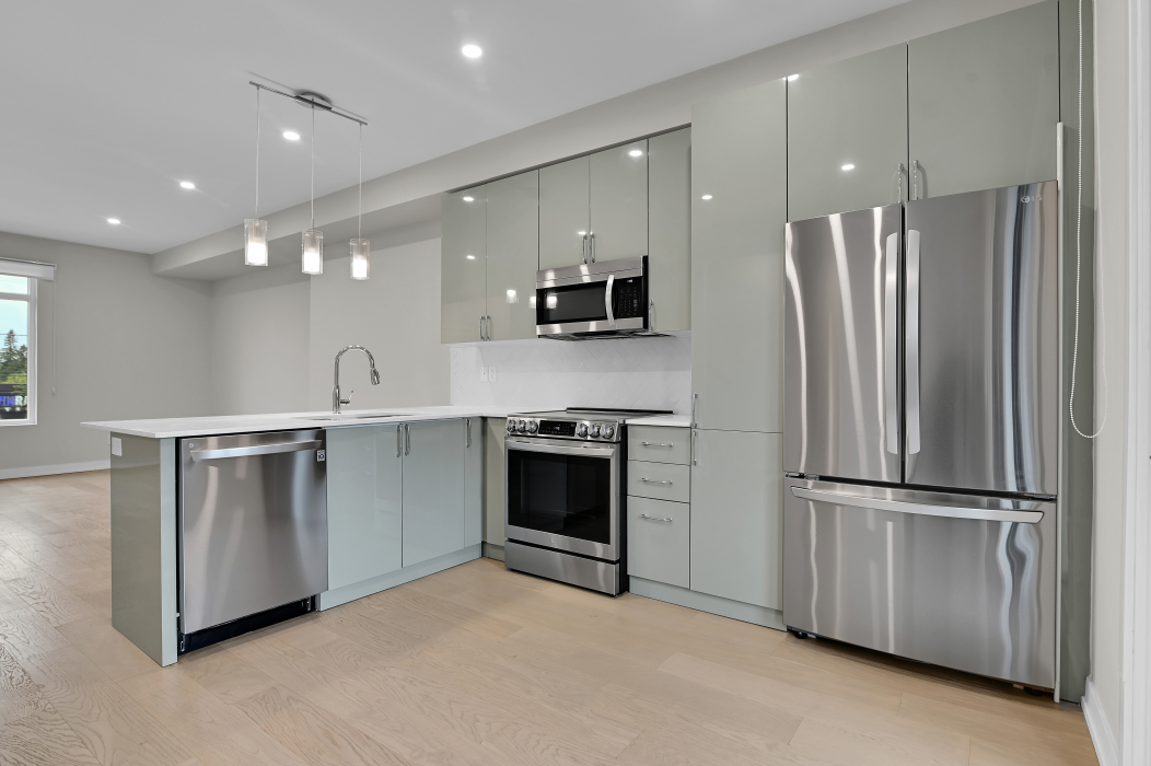 Kitchen appliances in the unfurnished 2-bedroom townhouse.