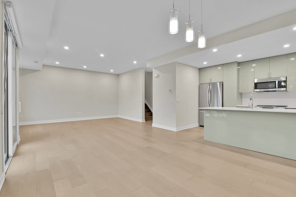 3 Beds 2.5 Baths Townhouse with Double Garage