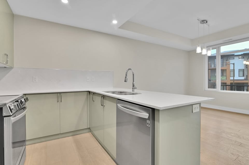 3 Beds 2.5 Baths Townhouse with Double Garage