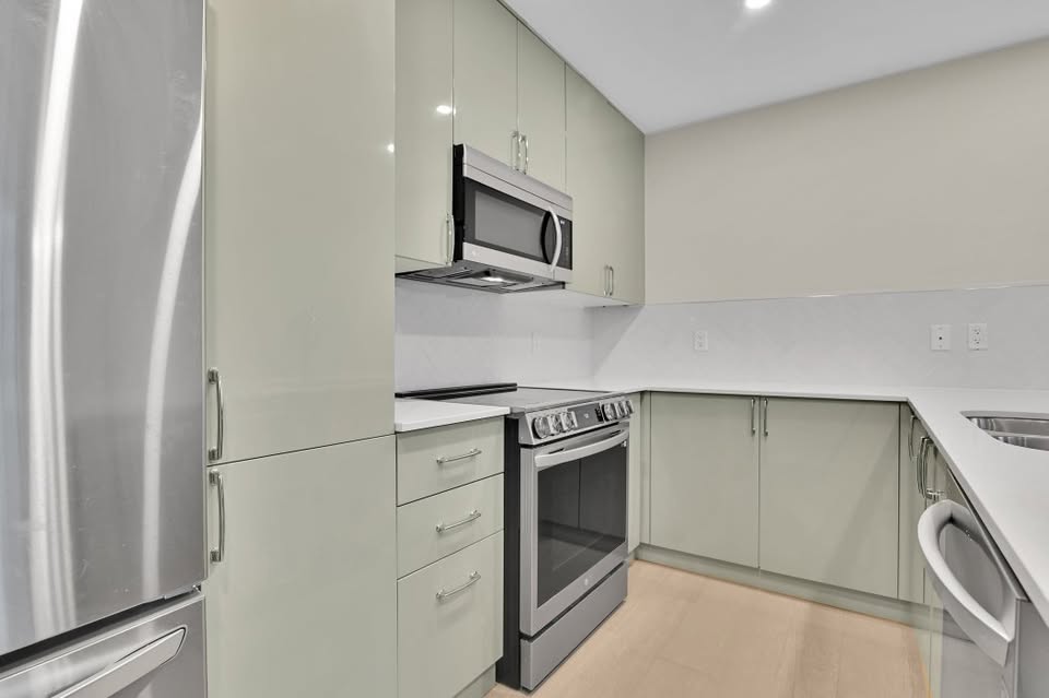 3 Beds 2.5 Baths Townhouse with Double Garage