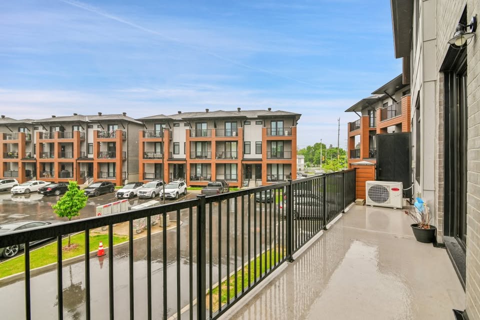 3 Beds 2.5 Baths Townhouse with Double Garage