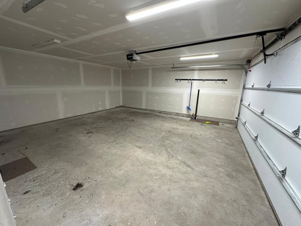 3 Beds 2.5 Baths Townhouse with Double Garage