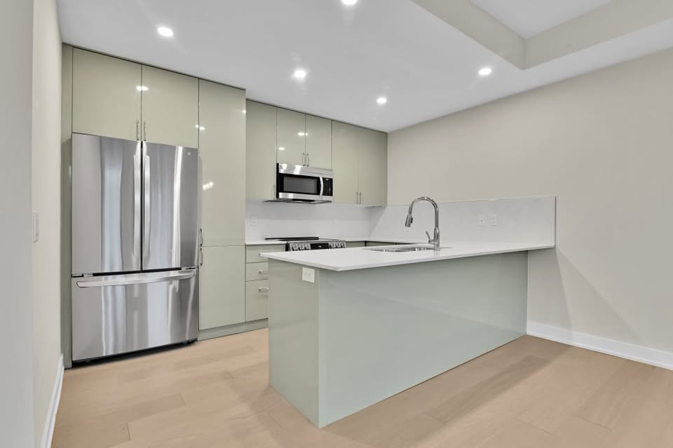3 Beds 2.5 Baths Townhouse with Double Garage