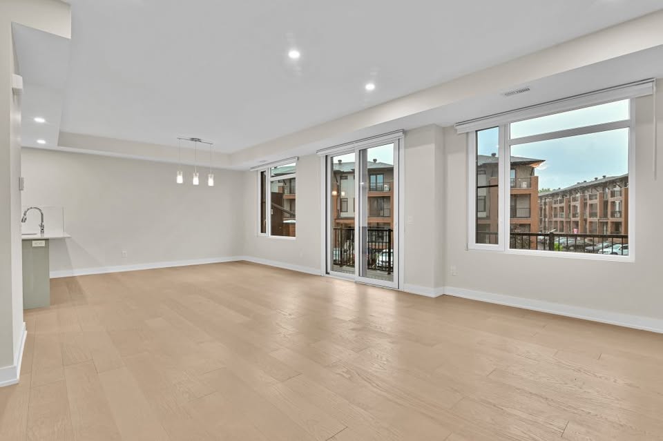 3 Beds 2.5 Baths Townhouse with Double Garage