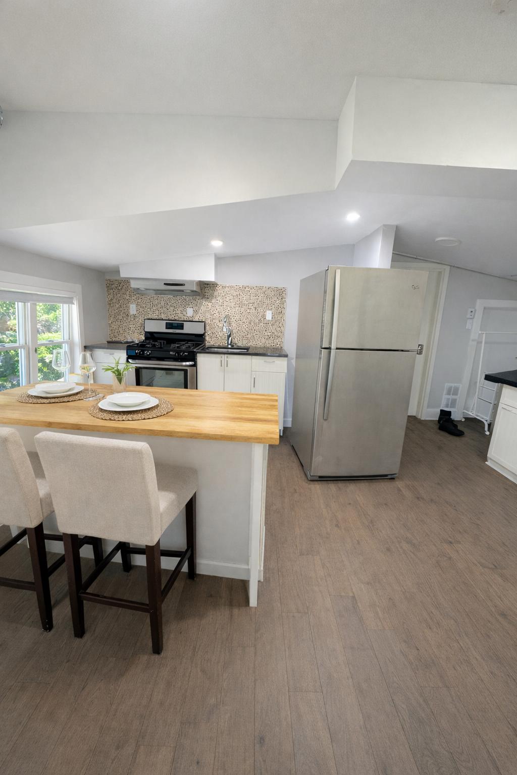Open-concept dining area and kitchen of a 1-bedroom Centretown Ottawa rental, perfect for entertaining.